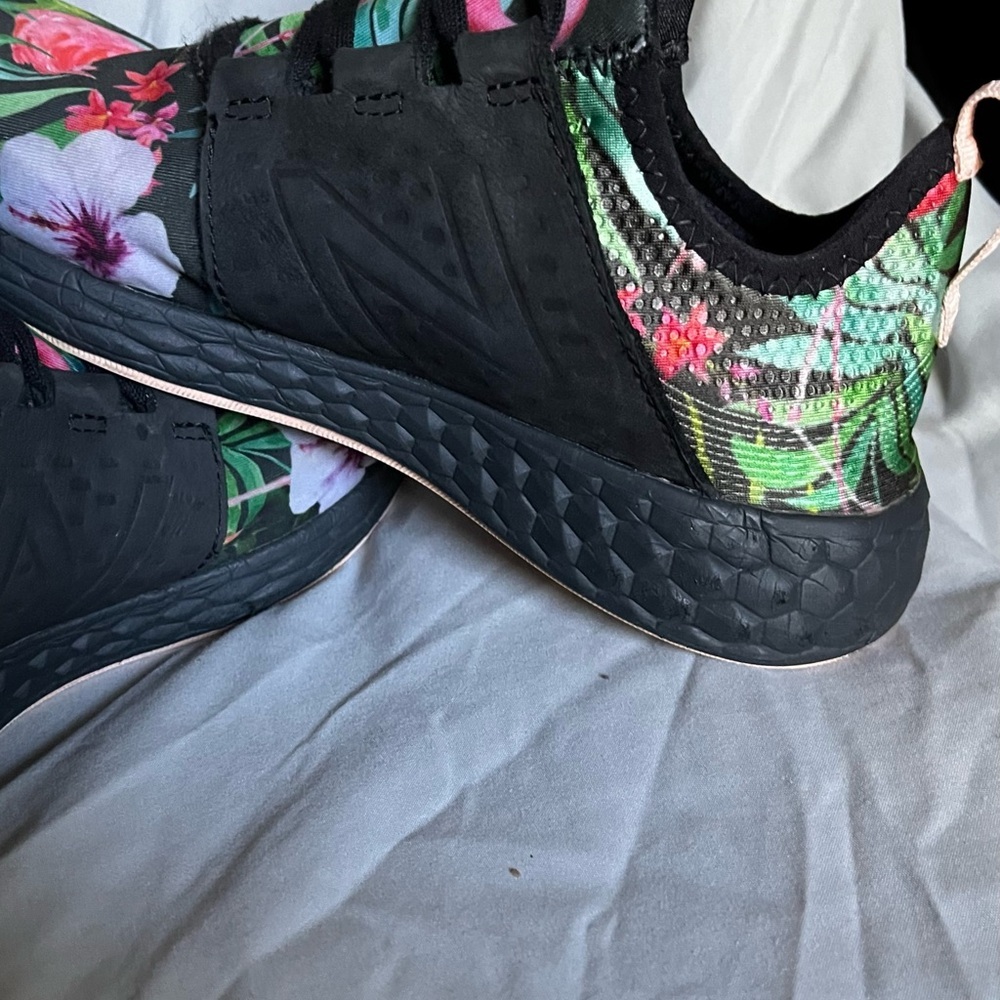 B PARADISE~Tropical Floral Black Sneakers~8 - Picture 5 of 8